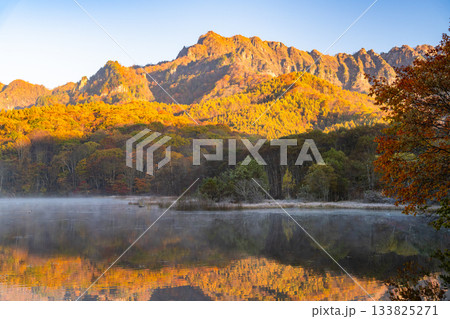 《長野県》鏡池夜明け・紅葉最盛期の戸隠 133825271