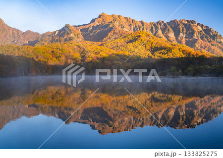 《長野県》鏡池夜明け・紅葉最盛期の戸隠 133825275