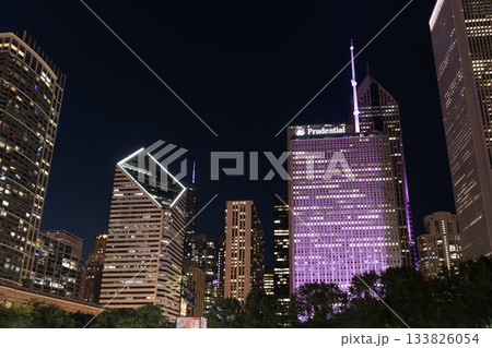 Night city of Chicago. Business city. Night cityscape of Chicago skyscraper building. Chicago architecture of skyscraper. City night illuminated building. Skyscraper cityscape. City at dusk 133826054
