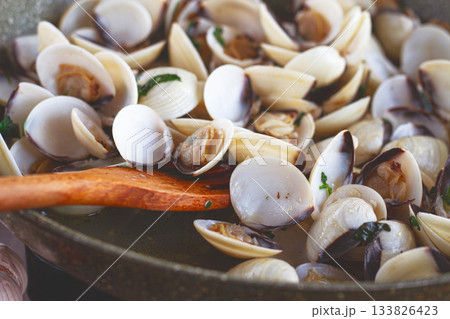 cooking, vongole clams, in a pan with spices and white wine, top view, no people, 133826423