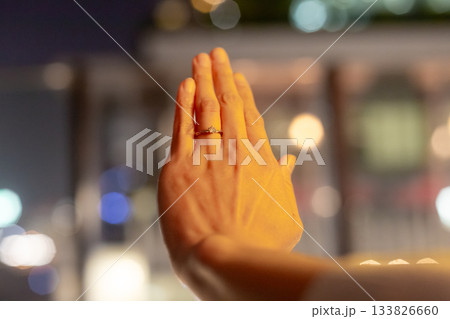 婚約指輪と女性の手 婚約指輪と女性の手 133826660
