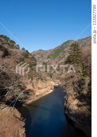 遊歩道から見た晩秋の塩原渓谷の風景 遊歩道から見た晩秋の塩原渓谷の風景 133827780