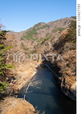 遊歩道から見た晩秋の塩原渓谷の風景 遊歩道から見た晩秋の塩原渓谷の風景 133827785