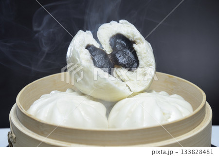 湯気の立ち昇る蒸籠であんまんを蒸す 133828481