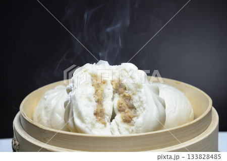 湯気の立ち昇る蒸籠で肉まんを蒸す 湯気の立ち昇る蒸籠で肉まんを蒸す 133828485