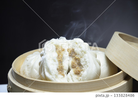 湯気の立ち昇る蒸籠で肉まんを蒸す 133828486