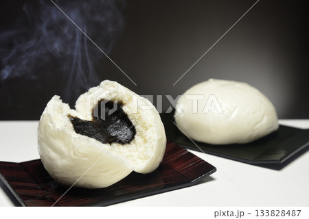 湯気の立ち昇る蒸籠であんまんを蒸す 133828487