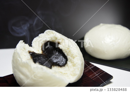 湯気の立ち昇る蒸籠であんまんを蒸す 湯気の立ち昇る蒸籠であんまんを蒸す 133828488