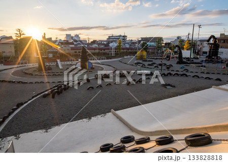 【東海道本線】早朝の公園を通過するサンライズ瀬戸・出雲 133828818