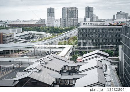 千客万来から望む豊洲市場と周辺ビル群の風景 133828964