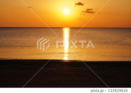 海に沈む夕日 133829816