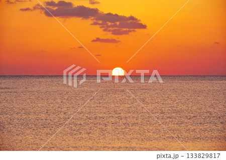 水平線に沈む夕日 133829817