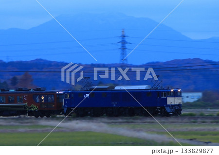 夕闇の中最後の力走をするEF64-1030号機牽引の「ありがとうEL号」_2025/11/24撮影 133829877