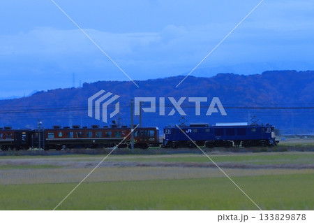 夕闇の中最後の力走をするEF64-1030号機牽引の「ありがとうEL号」_2025/11/24撮影 133829878