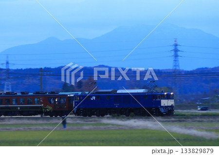 夕闇の中最後の力走をするEF64-1030号機牽引の「ありがとうEL号」_2025/11/24撮影 133829879