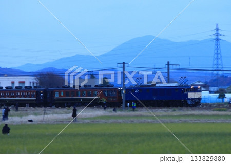 夕闇の中最後の力走をするEF64-1030号機牽引の「ありがとうEL号」_2025/11/24撮影 133829880