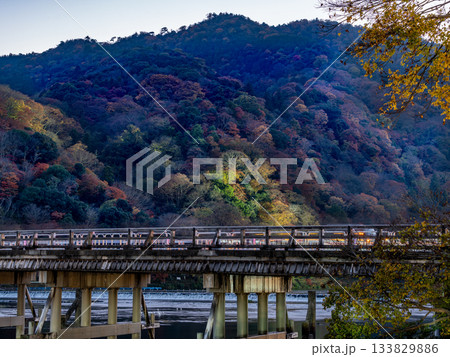 紅葉した嵐山と渡月橋 紅葉した嵐山と渡月橋 133829886