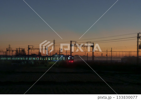冬の早朝　伊勢原の田園風景に溶け込む小田急線 133830077