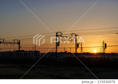 冬の早朝　伊勢原の田園風景に溶け込む小田急線 133830078