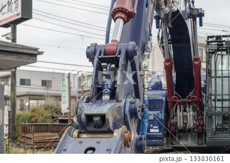 【店舗の解体と重機】 133830161