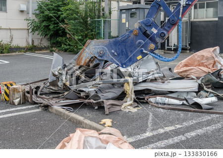 【店舗の解体と重機】 133830166