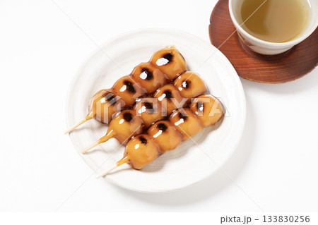 白い皿にのったみたらし団子 133830256