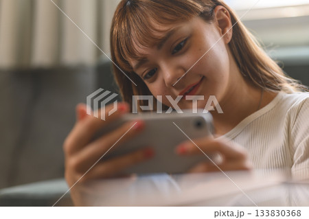 スマホを横向きで操作する少女 スマホを横向きで操作する少女 133830368