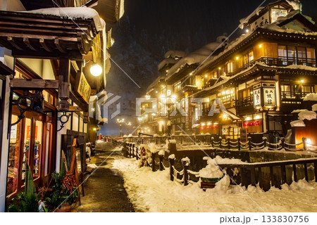 ライトアップされた夜の銀山温泉 133830756
