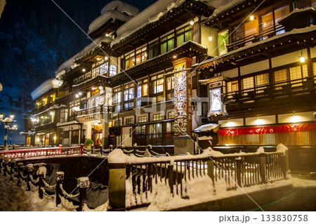 雪の積もる夜の銀山温泉 雪の積もる夜の銀山温泉 133830758