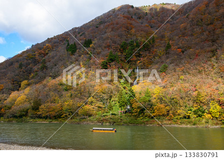 晩秋の最上峡 白糸の滝前を通過する観光船 山形県 晩秋の最上峡 白糸の滝前を通過する観光船 山形県 133830791