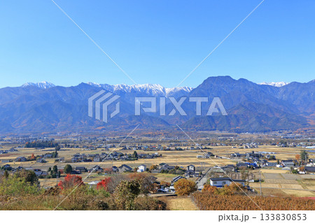 晩秋の安曇野と北アルプス 133830853