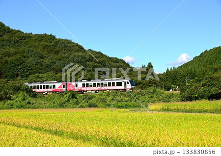 JR山田線を走るひなび（宮古行き） 133830856