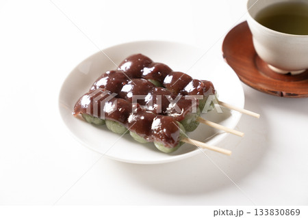 白い皿にのったよもぎ串団子とお茶 133830869