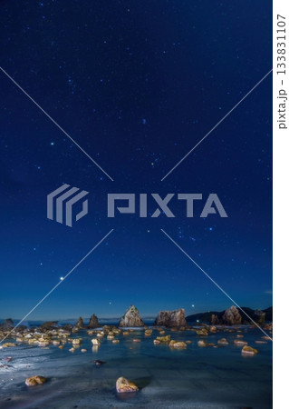 橋杭岩と星空の幻想的なコラボ情景 133831107