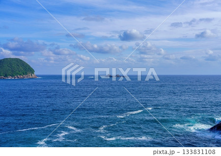 鬼ヶ城で見た熊野灘と青空のコラボ情景 133831108