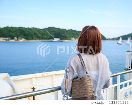 フェリーから海を眺める女性 フェリーから海を眺める女性 133831152
