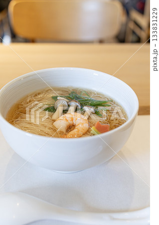 料亭のような雰囲気の木製テーブルに置かれたにゅうめん 133831229