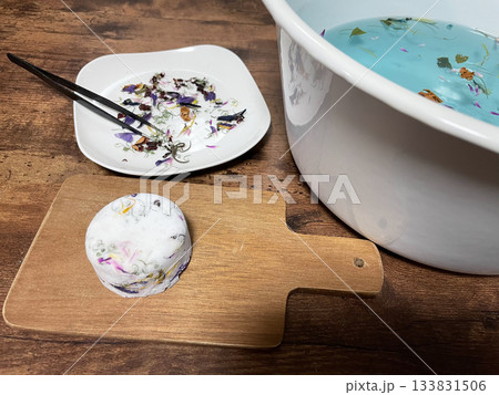 バスボム・ほんわか温まるハーブが香る癒やしのバスタイム 133831506