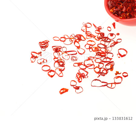 輪切り唐辛子 白バック 輪切り唐辛子 白バック 133831612