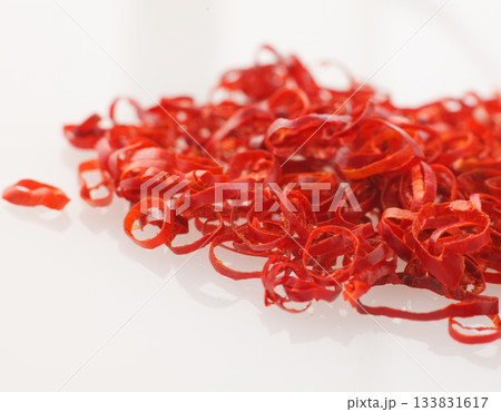 輪切り唐辛子 白バック 輪切り唐辛子 白バック 133831617