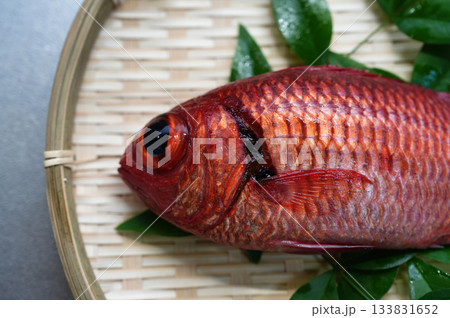 新鮮なアカマツカサの顔のアップ 新鮮なアカマツカサの顔のアップ 133831652