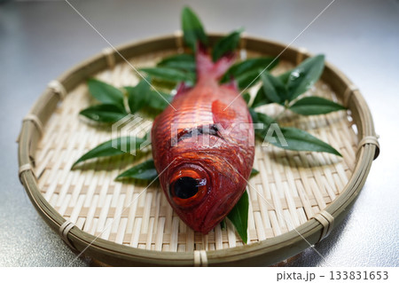 鮮やかな赤いアカマツカサ	 133831653