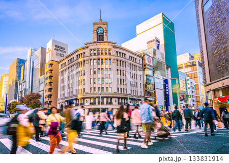 日本の東京都市景観師走。低い太陽で街は薄暗い…インバウンドは続く、外国人観光客らで賑わう銀座 日本の東京都市景観師走。低い太陽で街は薄暗い…インバウンドは続く、外国人観光客らで賑わう銀座 133831914