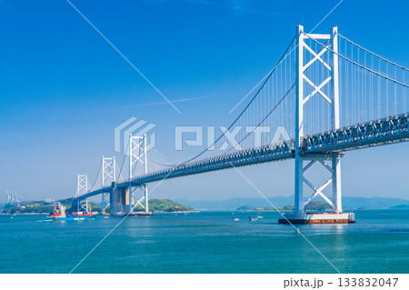 《香川県》青空の下の瀬戸大橋 133832047