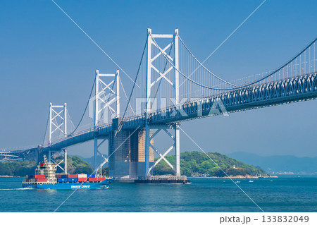 《香川県》青空の下の瀬戸大橋 133832049