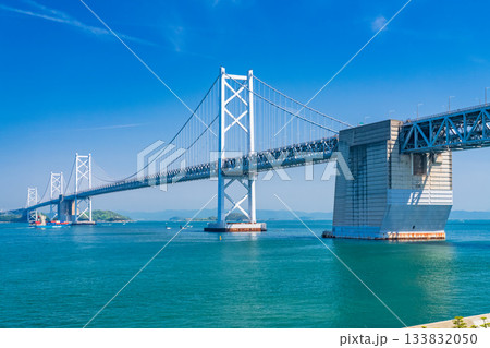 《香川県》青空の下の瀬戸大橋 133832050