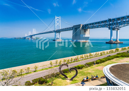《香川県》青空の下の瀬戸大橋 133832051