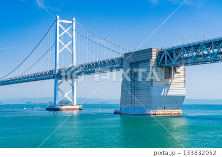 《香川県》青空の下の瀬戸大橋 133832052