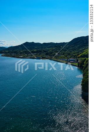 多々羅大橋から眺める瀬戸内海と道の駅多々羅しまなみ公園 多々羅大橋から眺める瀬戸内海と道の駅多々羅しまなみ公園 133832114