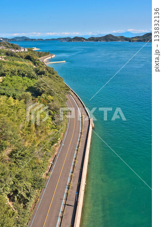 多々羅大橋から眺める瀬戸内海とドライブウェイ 多々羅大橋から眺める瀬戸内海とドライブウェイ 133832136